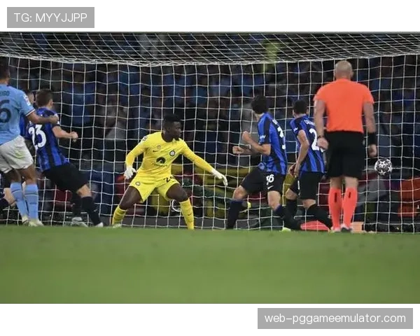 第70分钟VAR回放判定点球，恰尔汗奥卢主罚被扑