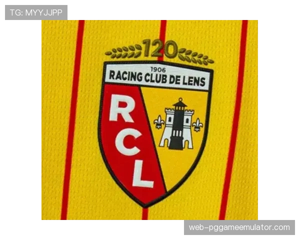 朗斯球迷客场高歌庆祝，半程冠军旗帜亮相看台